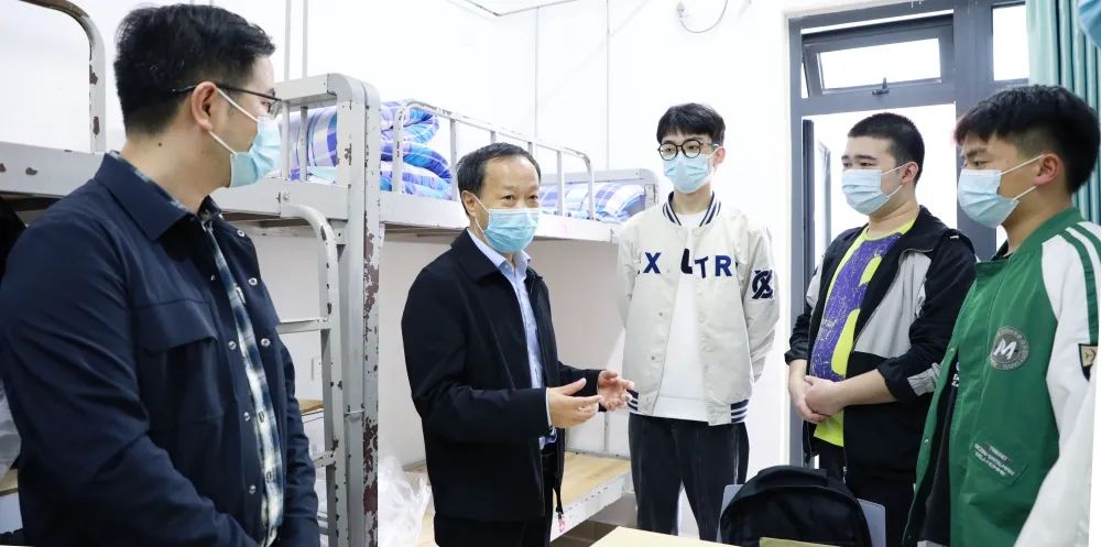 刘志勇书记与新生亲切交谈